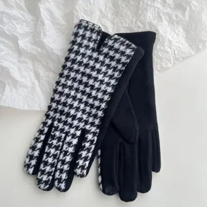Detailansicht der Retro-Wollhandschuhe mit Hahnentrittmuster und Schwarz für den Winter