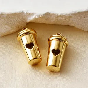 Goldener Edelstahl Herz Ausschnitt Anhänger für DIY Schmuck Zubehör Detailansicht.