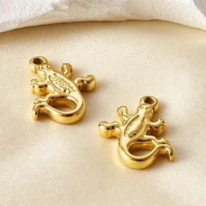 Detalle de colgante de lagarto de acero inoxidable dorado, ideal para joyas y dijes de DIY.