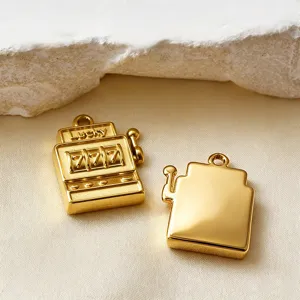 Goldener Spielautomat Anhänger Nahaufnahme, Lucky Seven DIY Schmuck Charm, Metall Handwerk.