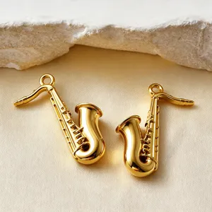 Goldfarbene Edelstahl Saxophon Anhänger für DIY Schmuckherstellung, 2 Stk retro Design.