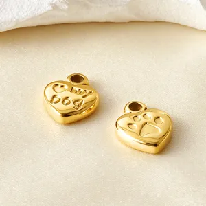 Detalle en primer plano del colgante de corazón dorado con huella para hacer joyas de bricolaje.
