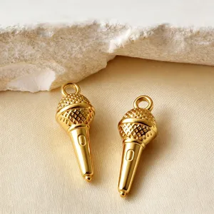 Goldener 3D Mikrophon Anhänger DIY Schmuck Charm, exquisites Edelstahl Zubehör Detail.