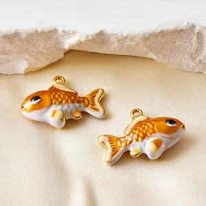 Nahaufnahme Detail von niedlichen 3D Goldfisch Anhänger Charms mit Emaille für DIY Schmuck.