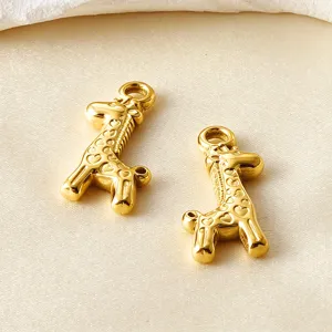 Detalle de colgantes de jirafa dorados con corazones, perfectos para joyería de bricolaje.
