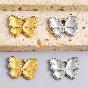 Vista detallada de dijes colgantes de mariposa en metal dorado y plateado para joyería