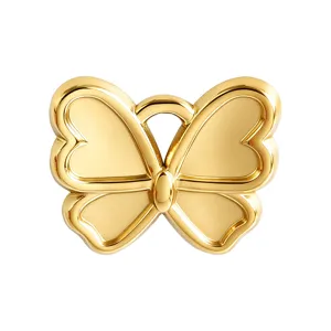 Vista de detalle cercana del colgante de mariposa 3d chapado en oro 18k para accesorios.