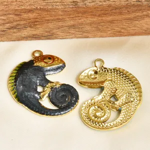 Primer plano detallado de dijes colgantes de camaleón lagarto de metal con diseño texturizado.
