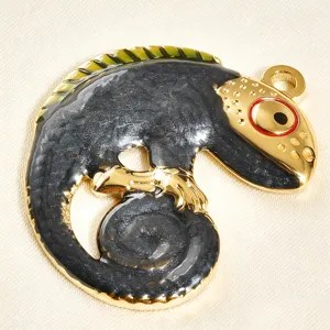 Colgante de lagarto camaleón esmalte negro bañado en oro detalle, accesorio de joyería DIY.