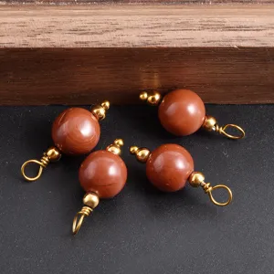 Nahaufnahme von Naturstein Perlenverbindern mit goldenen Metallzubehoeren fuer Schmuck DIY.