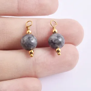 Detailaufnahme von Naturstein Perlen Anhänger, exquisite Gold Draht gewickelt DIY Schmuckverbinder.