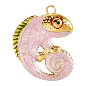 Colgante charm de lagarto camaleon esmaltado rosa dorado para fabricacion de joyas DIY.