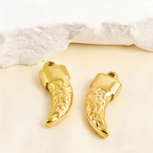 Goldener Wolfszahn Horn Anhänger Detail, stilvolles Metall DIY Schmuckzubehör für Ketten.