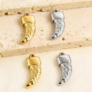 Nahaufnahme von Metall Wolfszahn Anhänger, strukturierte Horn Form DIY Halskette Zubehör Detail.