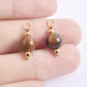 Nahaufnahme Detail von Naturstein Perlen Anhänger mit Gold Metall Ring für DIY Schmuck.