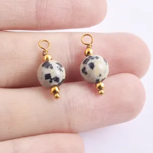 Detailaufnahme der Naturstein Perle Anhänger Verbinder mit goldenem Draht für DIY Schmuck.