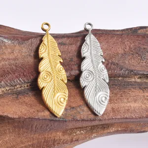 Edelstahl Feder Anhänger Detailansicht in Gold und Silber, ideal für DIY Schmuckherstellung.