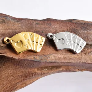 Detailansicht von Gold und Silber Poker Karten Anhängern im Straight Flush Design für Schmuck.