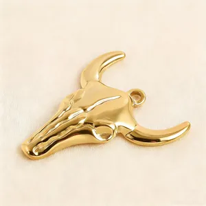 Nahaufnahme des goldenen Stierschädel-Anhängers aus Edelstahl, detailliertes Schmuck-Accessoire.