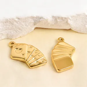Nahaufnahme von goldenen Poker Karten Anhängern, Straight Flush Design, Schmuckzubehör.