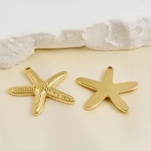 Dettaglio ciondolo stella marina placcato oro in acciaio inox fronte retro lucido