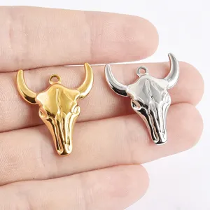 Edelstahlschädel Anhänger Nahaufnahme, retro Metall Charm für DIY Armband Halskette Schmuck.