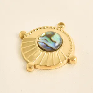 Nahaufnahme Detail Edelstahl goldener runder Anhänger mit Abalone Muschel Inlay DIY Schmuckteil.