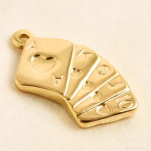 Goldene Spielkarten Anhänger Detailaufnahme, Poker Charms DIY Halskette Schmuck.