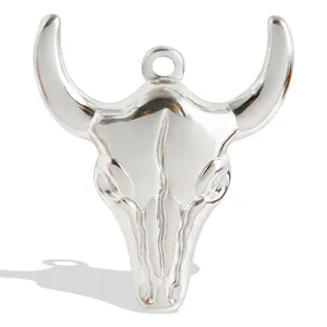 Edelstahl Stierschädel Anhänger Detailansicht, glänzender Boho Schmuck Accessoire.