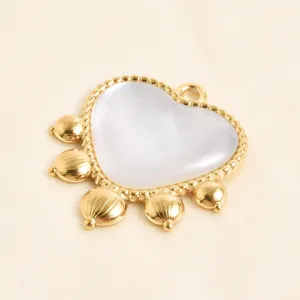 Colgante de corazón de acero inoxidable con madreperla blanca y dijes de linterna dorados