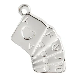 Detailansicht des silbernen Metall-Spielkarten-Anhängers, Royal Flush Design für Schmuck.