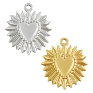 Vista dettagliata di ciondoli cuore sole in acciaio inossidabile argento e oro puro.