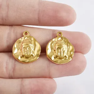 Dettaglio pendente testa di Buddha in oro acciaio inossidabile, perfetto per collane bracciali DIY.