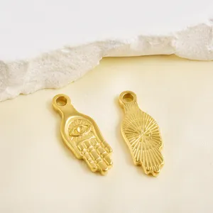 Ciondoli a mano hamsa in acciaio inossidabile dorato, vista dettagliata per gioielli fai da te.