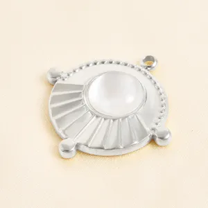 Edelstahl runder Anhänger Detail, weißer Stein Mitte, radial texturiertes DIY Schmuck Zubehör