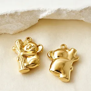 Vue détaillée du pendentif koala doré, idéal pour la création de bijoux DIY et colliers.