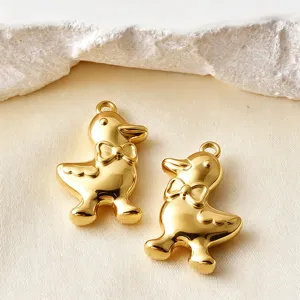 Détail pendentif canard doré, charm nœud mignon pour fabrication de bijoux DIY collier bracelet.
