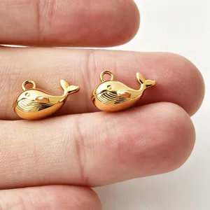 Gros plan detail de pendentif baleine 3d plaque or 18k pour accessoires de bijoux.