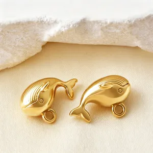 Breloques baleine 3d plaquées or 18k vue détaillée, idéal pour accessoires de bijoux diy.