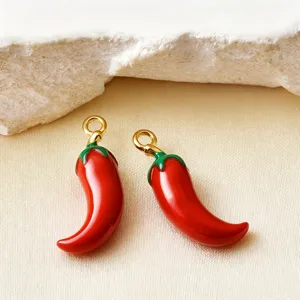 Detailopname rood chilipeper hanger van roestvrij staal voor DIY sieraden maken