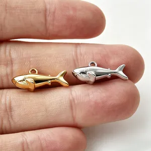 Pendentifs de requin 3D dorés et argentés pour la fabrication de bijoux DIY et bracelets.