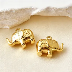 Vue détaillée du pendentif éléphant 3D plaqué or 18k pour bracelet collier DIY bijoux.
