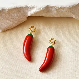 Detailweergave rood chilipeper hanger van roestvrij staal, ideaal voor DIY sieraden accessoires.