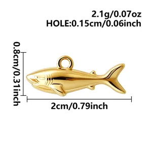 Détail pendentif requin doré, petit accessoire de bijou animal avec dimensions claires.