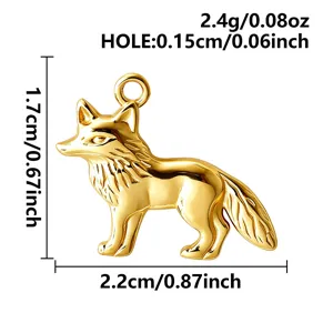 Vue détaillée d'un pendentif renard 3D plaqué or 18k, idéal pour la création de bijoux DIY.