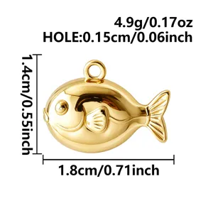 Détail en gros plan du pendentif poisson doré montrant clairement la taille et le poids.
