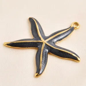 Vue détaillée du pendentif étoile de mer en émail noir avec bordure dorée, idéal bijoux.