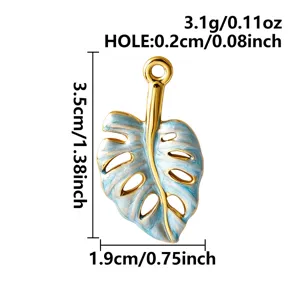 Ciondolo foglia di monstera in smalto bagnato d'oro, accessorio gioiello stile tropicale.
