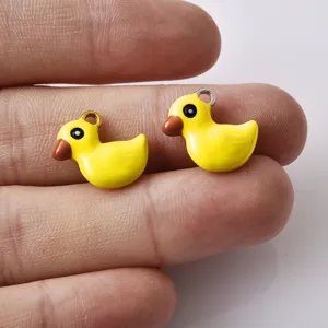 Schattige gele eend geëmailleerde hanger voor het maken van DIY sieraden en kettingen.