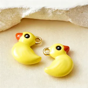 Roestvrij staal schattige gele eend geëmailleerde hanger charmante DIY sieraden accessoire detail.